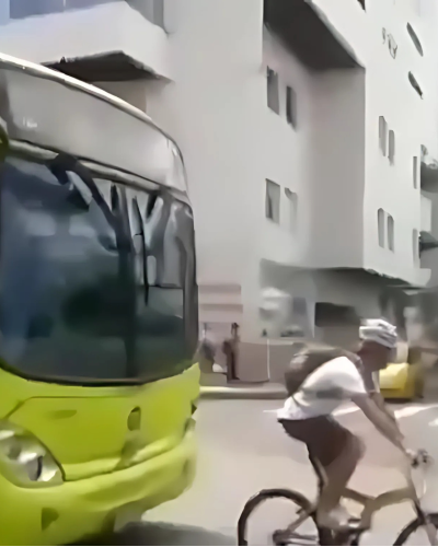 Hij dacht dat hij kon winnen van een bus… wat daarna gebeurt is pijnlijk om te zien