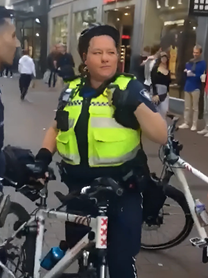 Twee jongens corrigeren handhaving op straat