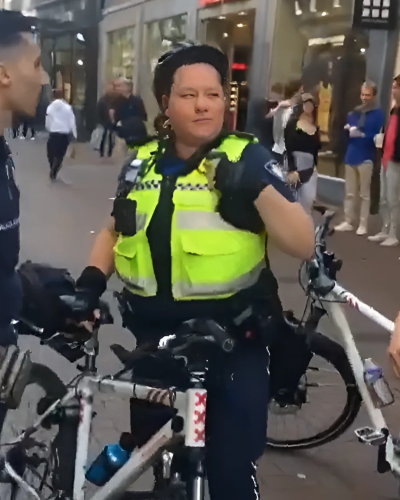 Twee jongens corrigeren handhaving op straat