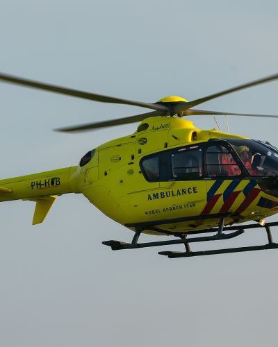 Bestuurster zwaargewond na zware botsing tegen boom in Hoeven