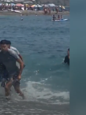 Spaanse strandgangers proberen aangekomen Marokkaanse migranten te tackelen