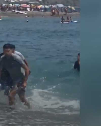 Spaanse strandgangers proberen aangekomen Marokkaanse migranten te tackelen