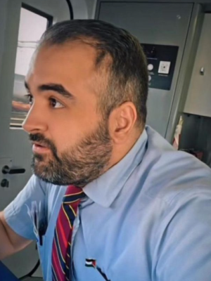 Conducteur Mo overspoeld met reacties nadat hij Feyenoord-lied in trein zingt: ‘Alleen maar liefde’