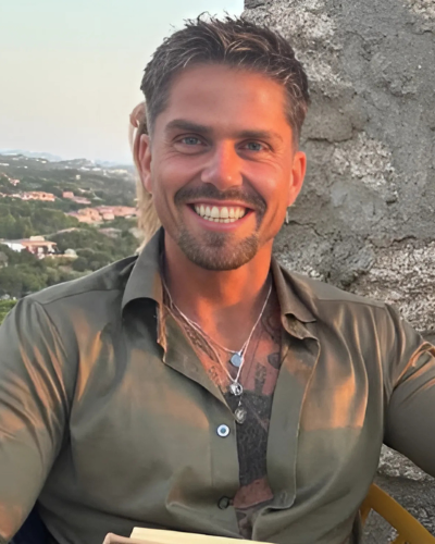 André Hazes jr. (31) straalt op romantische trip naar Sardinië met nieuwe liefde Noa: volgers smelten weg bij deze idyllische beelden