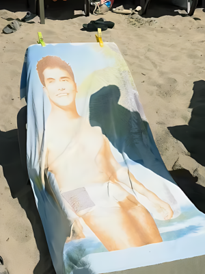 Vakantieverrassing voor Jan Smit: badhanddoek van zichzelf op zonnig strand