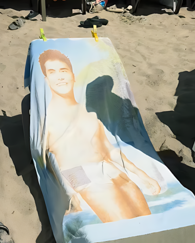 Vakantieverrassing voor Jan Smit: badhanddoek van zichzelf op zonnig strand