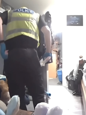Agent betrapt op camera: steelt ondergoed tijdens huiszoeking
