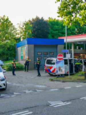 Jonge vader (33) in val gelokt bij tankstation en onder schot beroofd – droomauto verandert in nachtmerrie