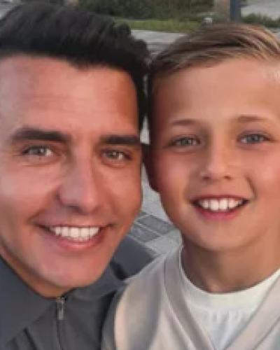 Jan & zoon Senn in matching zwembroek op Frans strand – schitterende vader‑zoon moment verovert het internet