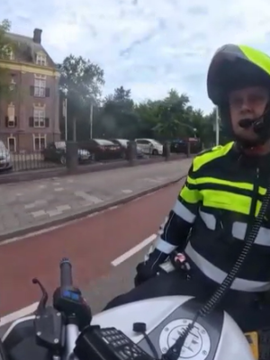 Influencer (21) krijgt €430 boete voor bellen achter stuur – maar raakt vooral gebrand op politiepost: “Heel rare zet”