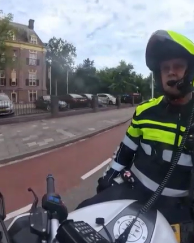 Influencer (21) krijgt €430 boete voor bellen achter stuur – maar raakt vooral gebrand op politiepost: “Heel rare zet”