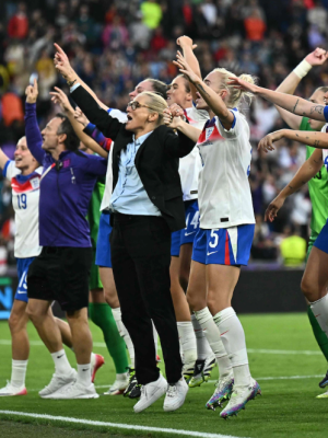 EK-sensationeel: vrouwenteam Engeland verovert titel op comebacks, penaltyreeks en taaie coach – Wiegman weer als winnaar