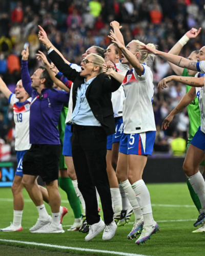 EK-sensationeel: vrouwenteam Engeland verovert titel op comebacks, penaltyreeks en taaie coach – Wiegman weer als winnaar