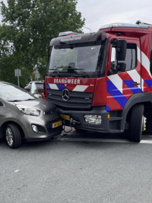 Brandweerwagen vol kinderen knalt op auto tijdens open dag Brandweer