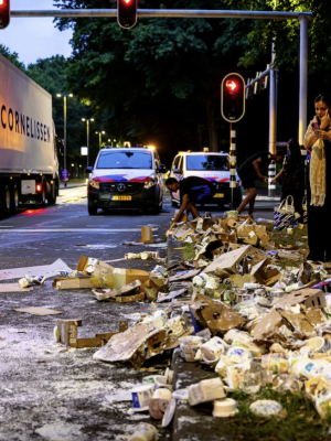 Gratis zuivelgekte: bewoners graaien alsof het oorlog is na gekantelde vrachtwagen vol yoghurt!
