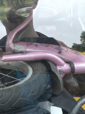 Kinderfiets gevonden in vijver, angst voor tragisch voorval in nabijheid van huis