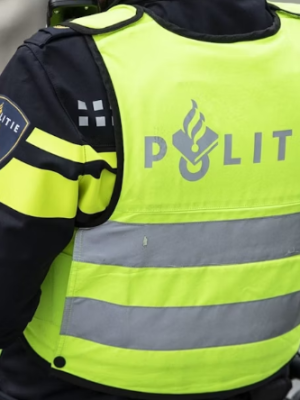 Bewoner azc Sweikhuizen gezocht na vernielen van auto’s en poging tot zware mishandeling