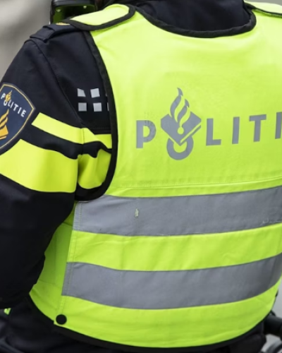 Bewoner azc Sweikhuizen gezocht na vernielen van auto’s en poging tot zware mishandeling