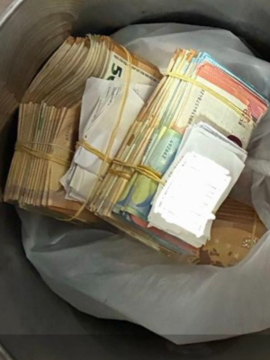 Handhavers doen bizarre vondst: €200.000 cash in vuilnisbak bij bedrijfscontrole