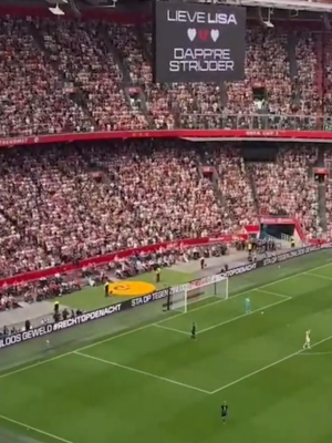 Hartverscheurend eerbetoon: duizenden Ajax-supporters klappen voor vermoorde tiener Lisa