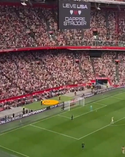 Hartverscheurend eerbetoon: duizenden Ajax-supporters klappen voor vermoorde tiener Lisa