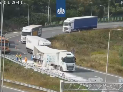 Vrachtwagen verliest lading melkpoeder bij knooppunt Beekbergen
