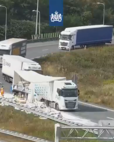 Vrachtwagen verliest lading melkpoeder bij knooppunt Beekbergen