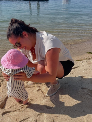 Zeldzaam inkijkje: Ranomi Kromowidjojo deelt liefdevolle update over dochter Livia