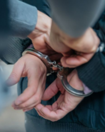 Nieuwe babbeltruc rukt op: dieven gebruiken knuffels om sieraden te stelen