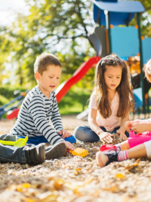 Kinderen uit groep 3 en 4 ontsnappen aan vieze man in speeltuin bij school