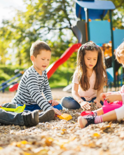 Kinderen uit groep 3 en 4 ontsnappen aan vieze man in speeltuin bij school