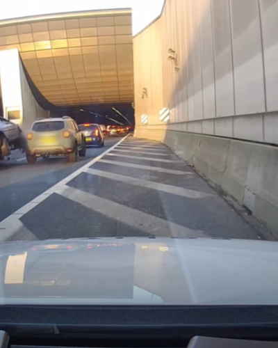 Auto vliegt over de kop tijdens achtervolging in Amsterdam
