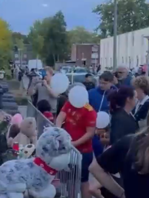 Bloemen en knuffels na dodelijke woningbrand in Roermond