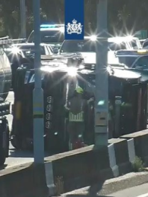 Ravage op de A12: vrachtwagen gekanteld, beide rijrichtingen afgesloten