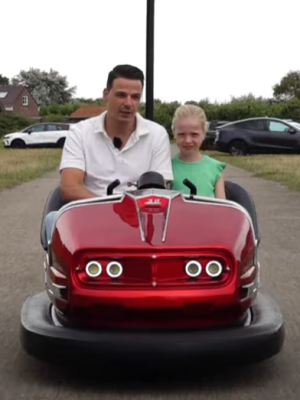 Selfies en lachende gezichten: man rijdt dochter rond in rood gekentekende botsauto
