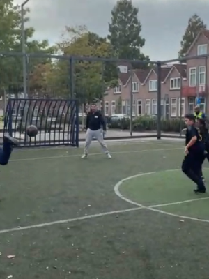 Niet alleen streng, maar ook skills! Handhavers verrassen met wereldgoal