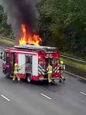 Auto in lichterlaaie op A16: dikke rook en lange files bij Rotterdam