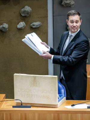 Prinsjesdag 2025: kleine koopkrachtplus, duurdere verre vluchten en politieke potjes schuiven