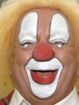 Clown Bassie (90) blaast kaarsjes uit – praten lukt niet meer, lachen nog wel