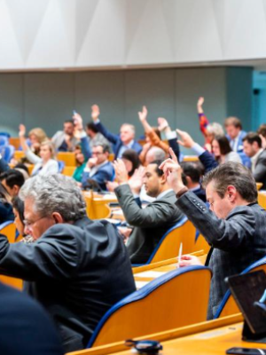 Explosieve moties in Kamer: Antifa wegzetten als terroristen, boerka volledig in de ban