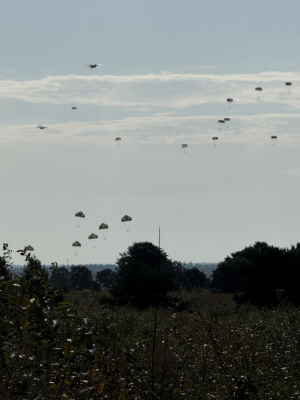 Herdenking Market Garden: parachutisten kleuren de lucht boven Ede