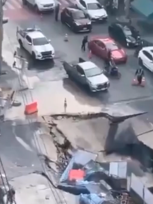 Wat gebeurt hier?! In een paar seconden veranderde een druk kruispunt in Bangkok in een gapend gat van 50 meter