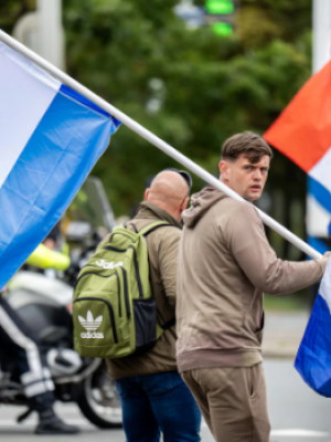 Bol.com verwijderd verkopers na rellen Malieveld om omstreden prinsenvlag
