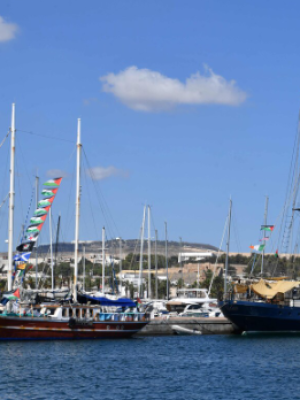 Nederlandse hulpvloot naar Gaza onder vuur van drones – 12 explosies op schepen