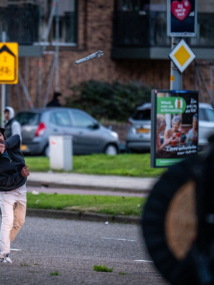Onrust bij demonstratie tegen azc in Hoofddorp na koranverbranding
