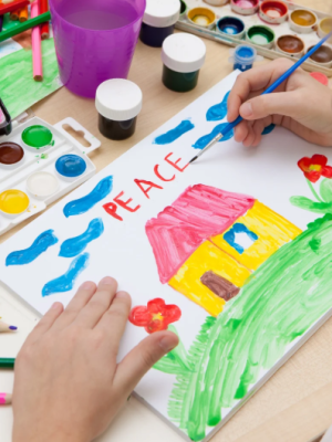 Kleuterschool eist meer dan €1200 van ouders voor tekeningen kinderen – ‘pure emotionele chantage’