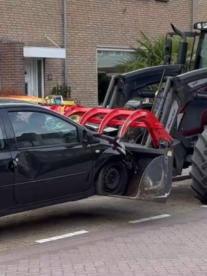Boer Jan uit Steenbergen is klaar met auto die zijn loods binnen vloog