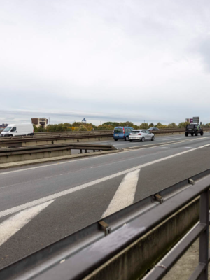Drama op A59: vrouw komt om het leven na poging snelweg over te steken