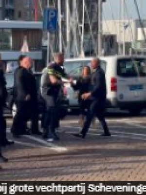 Veertig man slaat elkaar de tent uit in Scheveningen, politie grijpt hard in en raakt daarbij gewond