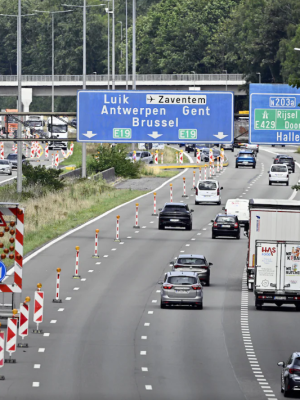 Huiveringwekkend tafereel: dode man ontdekt hangend achter verkeersbord op drukke snelweg
